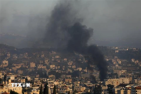 Khói bốc lên sau một cuộc không kích của Israel xuống thành phố Jenin, Bờ Tây, ngày 3/7/2023. Ảnh: THX/TTXVN