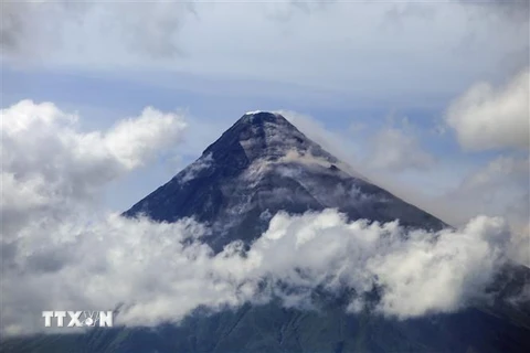 Núi lửa Mayon ở Philippines phun khói trắng, ngày 12/6/2023. (Ảnh: AFP/TTXVN)
