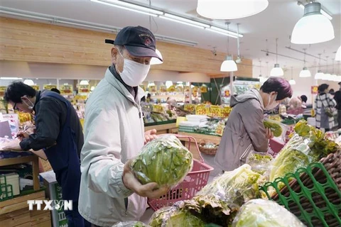 Người dân mua sắm tại siêu thị ở Tokyo, Nhật Bản. (Ảnh: Kyodo/TTXVN)