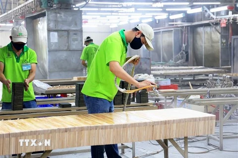 Người lao động làm việc trong xưởng sản xuất gỗ Đức Thành, quận Gò Vấp, Thành phố Hồ Chí Minh. (Ảnh: Hồng Đạt/TTXVN)