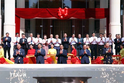Thủ tướng Phạm Minh Chính và các đại biểu thực hiện nghi thức cắt băng khánh thành Nhà hát Hồ Gươm. 