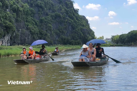 Khách tham quan khu du lịch Tam Cốc-Bích Động. (Ảnh: Đỗ Huy/Vietnam+)