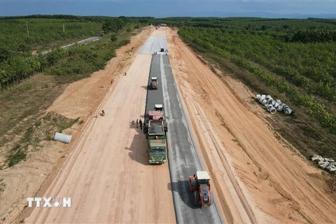 Các phương tiện thi công Dự án Cao tốc Đường bộ Vạn Ninh-Cam Lộ đoạn qua huyện Gio Linh, tỉnh Quảng Trị. (Ảnh: Nguyên Lý-TTXVN)