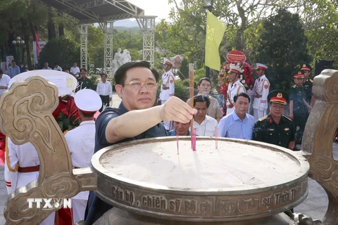 Chủ tịch Quốc hội Vương Đình Huệ dâng hương tại Nghĩa trang Liệt sỹ thành phố Huế. (Ảnh: Doãn Tấn/TTXVN)