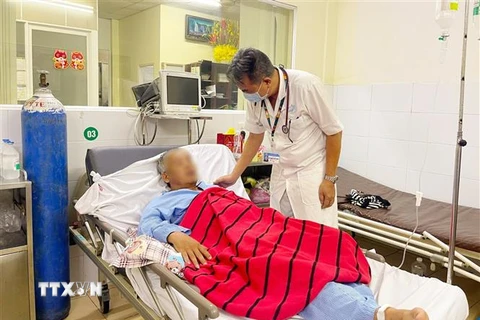 Bác sỹ Bệnh viện Quân y 175, Thành phố Hồ Chí Minh thăm khám cho các nạn nhân ngộ độc rượu sáng 15/7. (Ảnh: TTXVN phát)