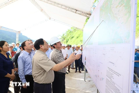 Thủ tướng Phạm Minh xem bản đồ hướng tuyến đường bộ cao tốc thành phố Bắc Kạn-Ba Bể kết nối với Na Hang, Tuyên Quang. (Ảnh: Dương Giang/TTXVN)