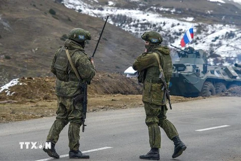 Binh sỹ giữ gìn hòa bình Nga gác tại một trạm kiểm soát trên tuyến đường ở thị trấn Stepanakert, sau khi giao tranh bùng phát giữa Azerbaijan và Armenia liên quan khu vực tranh chấp Nagorno-Karabakh, ngày 26/11/2020. (Ảnh: AFP/TTXVN)