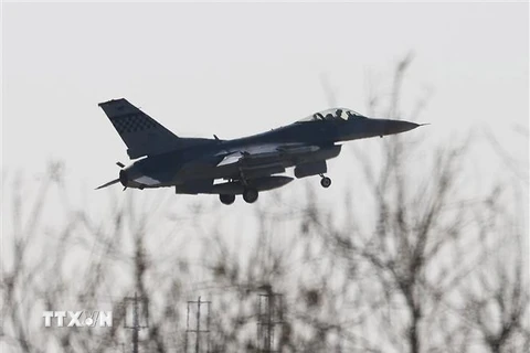 Máy bay chiến đấu F-16 của Mỹ chuẩn bị hạ cánh xuống căn cứ không quân Osan ở Pyeongtaek (Hàn Quốc) ngày 4/11/2022. (Ảnh: AFP/TTXVN)