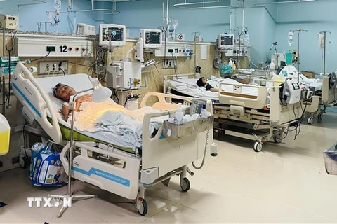 Bệnh nhân bị ngộ độc rượu điều trị tại Bệnh viện Đa khoa Đồng Nai. (Ảnh: Lê Xuân/TTXVN)
