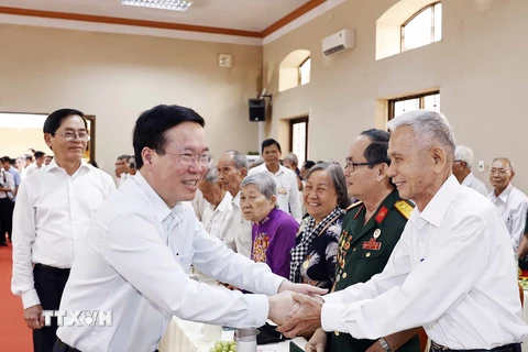 Chủ tịch nước Võ Văn Thưởng với các cựu tù chính trị Côn Đảo. (Ảnh: Thống Nhất/TTXVN)