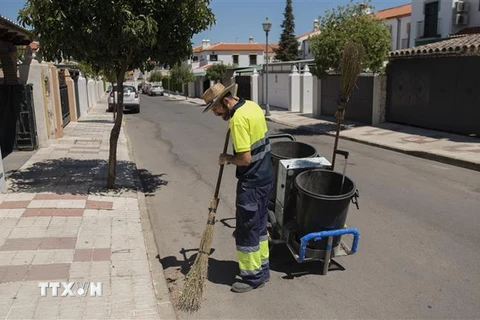 Công nhân môi trường làm việc dưới trời nắng nóng tại Ronda, Tây Ban Nha ngày 15/7/2023. (Ảnh: AFP/TTXVN)