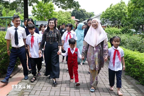 Phu nhân Thủ tướng Việt Nam, bà Lê Thị Bích Trân cùng Phu nhân Thủ tướng Malaysia, bà Dato’ Seri Dr. Wan Azizah binti Dr. Wan Ismail thăm Làng trẻ em SOS Hà Nội. 