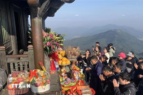Nhân dân, phật tử dâng hương tại chùa Đồng trên đỉnh Yên Tử. (Ảnh: Thanh Vân/TTXVN)
