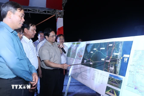 Thủ tướng Phạm Minh Chính kiểm tra, nghe báo cáo dự án đầu tư tuyến Quốc lộ 15D nối La Lay về Khu Bến cảng Mỹ Thủy và cao tốc Cam Lộ - Lao Bảo. (Ảnh: Dương Giang/TTXVN)
