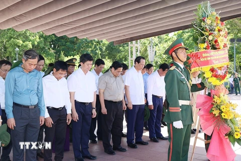 Thủ tướng Phạm Minh Chính và đoàn công tác tưởng niệm các anh hùng liệt sỹ Thành Cổ Quảng Trị. (Ảnh: Dương Giang/TTXVN)