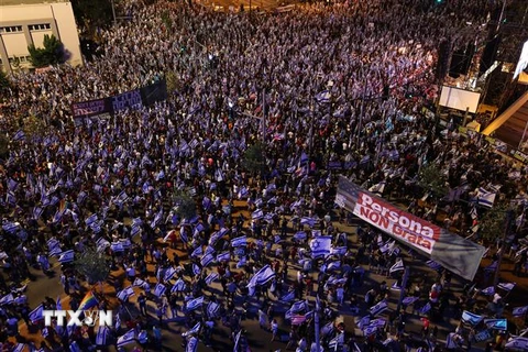 Người dân Israel biểu tình phản đối cải cách tư pháp tại thành phố Tel Aviv ngày 15/7. (Ảnh: AFP/TTXVN)