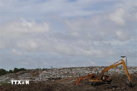 Bãi rác An Hiệp, huyện Ba Tri bị quá tải do phải tiếp nhận rác từ thành phố Bến Tre và huyện Châu Thành đưa về. (Ảnh: Công Trí/TTXVN)