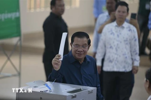 Thủ tướng Hoàng gia Campuchia Samdech Techo Hun Sen bỏ phiếu bầu Quốc hội tại điểm bầu cử ở tỉnh Kandal, ngày 23/7/2023. (Ảnh: THX/TTXVN)