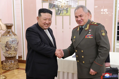 Nhà lãnh đạo Triều Tiên Kim Jong-un tiếp phái đoàn quân sự Nga do Bộ trưởng Quốc phòng Sergei Soigu dẫn đầu. (Nguồn: Reuters)
