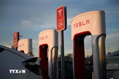 Biểu tượng hãng Tesla tại trạm sạc điện ở Hawthorne, California, Mỹ. (Ảnh: AFP/ TTXVN)