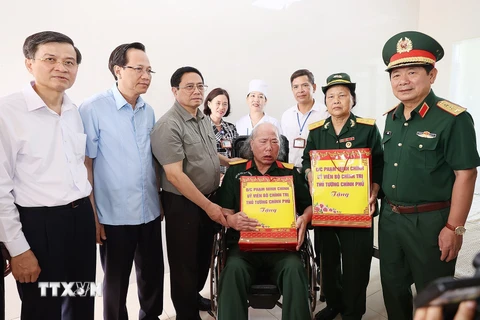 Thủ tướng Phạm Minh Chính thăm hỏi, tặng quà cho các thương binh, bệnh binh. (Ảnh: Dương Giang/TTXVN)