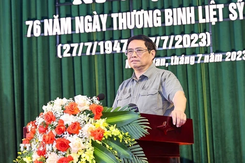 Thủ tướng Phạm Minh Chính động viên các thương binh, bệnh binh. (Ảnh: Dương Giang/TTXVN)