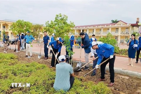 Các đoàn viên thanh niên tham gia trồng cây tại Trường Mầm non Tân Hương, huyện Ninh Giang, tỉnh Hải Dương. (Ảnh: TTXVn phát)