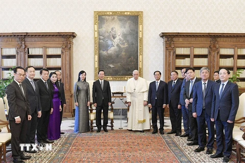 Chủ tịch nước Võ Văn Thưởng và Phu nhân cùng Đoàn đại biểu cấp cao Việt Nam chụp ảnh chung với Giáo hoàng Francis. (Ảnh: Thống Nhất/TTXVN)