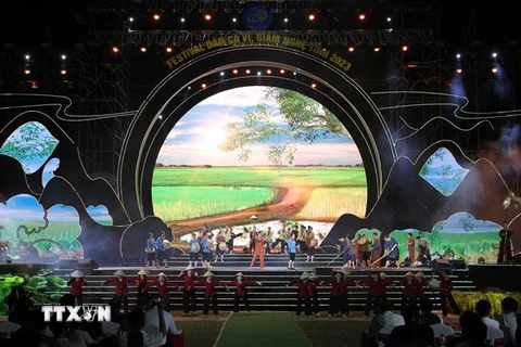 Các tiết mục Ví, Giặm đặc sắc được biểu diễn tại đêm khai mạc Festival Dân ca Ví, Giặm Nghệ Tĩnh 2023. (Ảnh: Văn Tý/TTXVN)