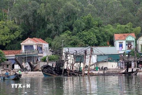 Vụ cháy khiến 5 tàu cá của ngư dân ở Lạch Quèn, Quỳnh Lưu (Nghệ An) bị thiêu rụi. (Ảnh: Văn Tý/TTXVN)