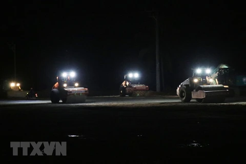 Tập đoàn Đèo Cả tổ chức thi công nền đường vào ban đêm đẩy nhanh tiến độ tại gói thầu XL3. (Ảnh: Phạm Cường/TTXVN)