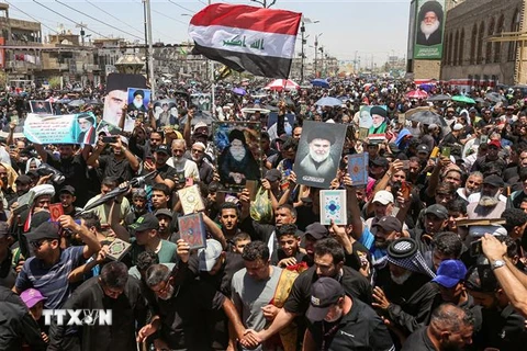 Biểu tình tại Kufa, Iraq, ngày 21/7/2023, phản đối hành vi đốt kinh Koran. (Ảnh: AFP/TTXVN)