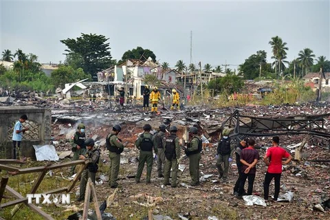 Cảnh sát và lực lượng cứu hộ làm nhiệm vụ tại hiện trường vụ nổ kho pháo hoa ở Sungai Kolok, tỉnh Narathiwat, miền Nam Thái Lan ngày 29/7/2023. (Ảnh: AFP/TTXVN)