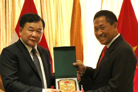 Thượng tướng Hoàng Xuân Chiến và Trung tướng Donny Ermawan, Tổng thư ký Bộ Quốc phòng Indonesia. (Nguồn: Báo Quân đội Nhân dân)