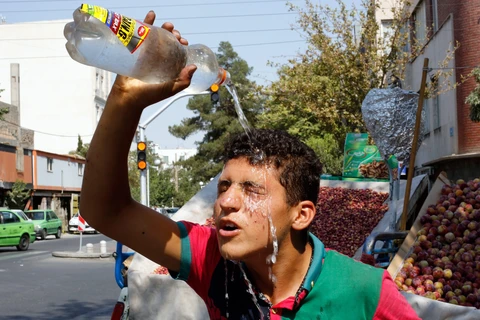 Người dân đổ nước giải nhiệt tại Iran. (Nguồn: AAP)