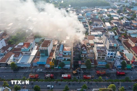 Công an huyện Gò Dầu và huyện Bến Cầu huy động 9 xe chữa cháy, xe cứu hộ, xe tiếp nước cùng 54 cán bộ chiến sỹ đến hiện trường. (Ảnh: TTXVN phát)