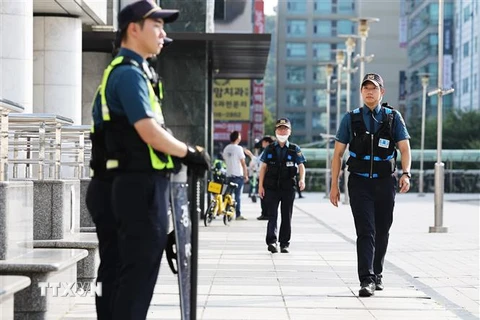 Cảnh sát tuần tra tại ga tàu điện ngầm Seohyeon, phía Nam thủ đô Seoul, Hàn Quốc sau vụ đâm xe và đâm dao, ngày 4/8. (Ảnh: Yonhap/TTXVN)