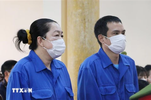 Bị cáo Nguyễn THị Kim Hạnh (trái) tại phiên tòa sáng ngày 28/7. (Ảnh: Công Mạo/TTXVN)