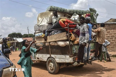 Người dân sơ tán tránh bạo lực tại Plateau, Nigeria, ngày 20/5. (Ảnh: AFP/TTXVN)