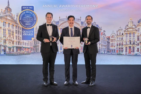 Ông Nguyễn Quốc Khánh, Giám đốc điều hành Nghiên cứu & Phát triển Đại diện Vinamilk (đứng giữa), nhận 2 giải Vàng về Chất lượng từ tổ chức Monde Selection.