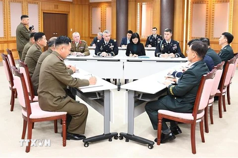 Phái đoàn Hàn Quốc, Triều Tiên và Bộ Tư lệnh LHQ trong cuộc hội đàm ba bên tại làng đình chiến Panmunjom ngày 16/10/2018. (Ảnh: Yonhap/ TTXVN)