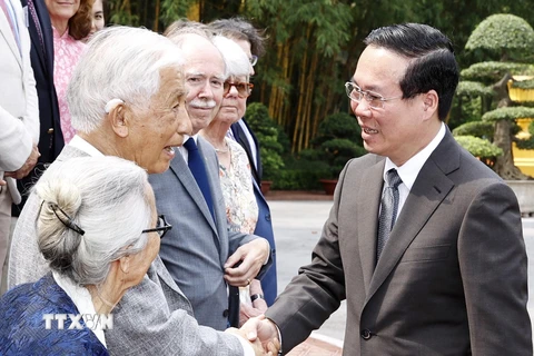 Chủ tịch nước Võ Văn Thưởng với các nhà khoa học quốc tế và Việt Nam. (Ảnh: Thống Nhất/TTXVN)