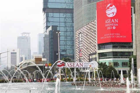 Áp-phích cổ động Năm Chủ tịch ASEAN Indonesia 2023 tại Vòng xoay trung tâm HI ở thủ đô Jakarta. (Ảnh: Hữu Chiến/TTXVN)