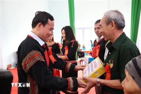 Phó Thủ tướng Chính phủ Trần Lưu Quang tặng quà cho bà con khó khăn xã Ea Tul, huyện Cư M’gar, tỉnh Đắk Lắk. (Ảnh: Tuấn Anh/TTXVN)