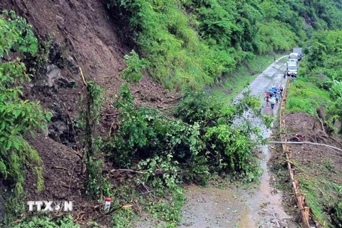 Sạt lở đất, đá gây ách tắc giao thông cục bộ tại Quốc lộ 279D, thuộc huyện Mường La, Sơn La. (Ảnh: Quang Quyết/TTXVN)