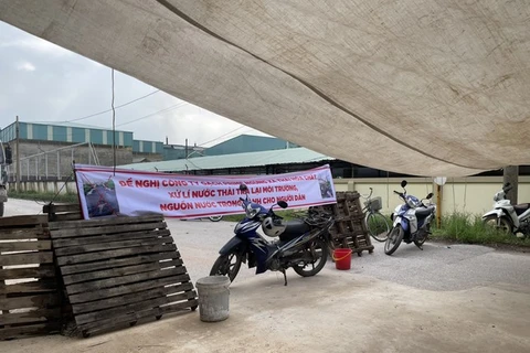 Vĩnh Phúc: Người dân chặn cổng của công ty gạch ốp lát gây ô nhiễm