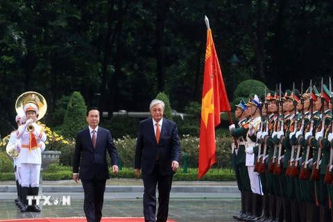 Chủ tịch nước Võ Văn Thưởng và Tổng thống Kazakhstan Kassym-Jomart Tokayev duyệt Đội danh dự Quân đội Nhân dân Việt Nam. (Ảnh: Thống Nhất/TTXVN)