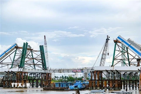 Cầu Trần Hoàng Na bắc qua sông Cần Thơ, kết nối quận Ninh Kiều và quận Cái Răng, dự kiến sẽ hoàn thành vào cuối năm 2023. (Ảnh: Thanh Liêm/TTXVN)