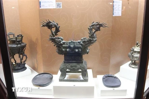 Lư hương nằm trong bộ sưu tập gốm thời Nguyễn độc đáo được trưng bày tại Bảo tàng Lịch sử Thành phố Hồ Chí Minh. (Ảnh: Thu Hương/TTXVN)