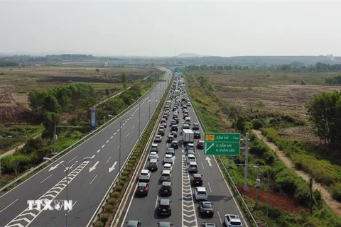 Kẹt xe kéo dài nhiều km trên cao tốc Thành phố Hồ Chí Minh-Long Thành-Dầu Giây. (Ảnh: Công Phong/TTXVN)